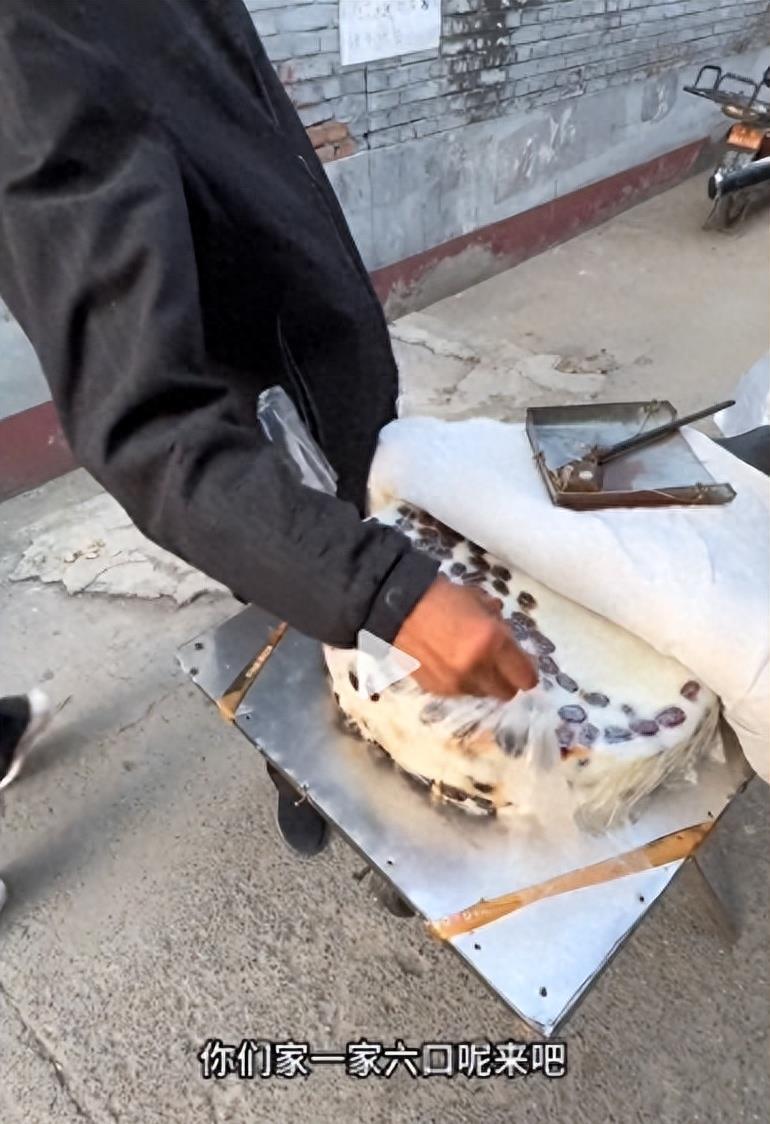 大爺遭遇天價(jià)切糕，十元預(yù)期瞬間膨脹至六十元