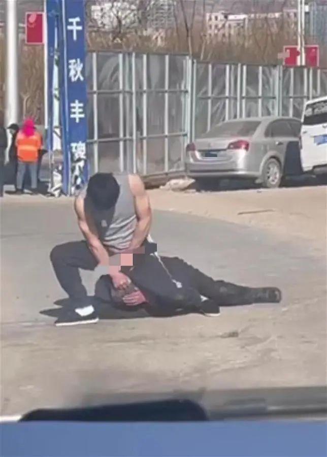 男子當(dāng)街毆打老父引發(fā)社會(huì)深思，倫理與法治的雙重拷問