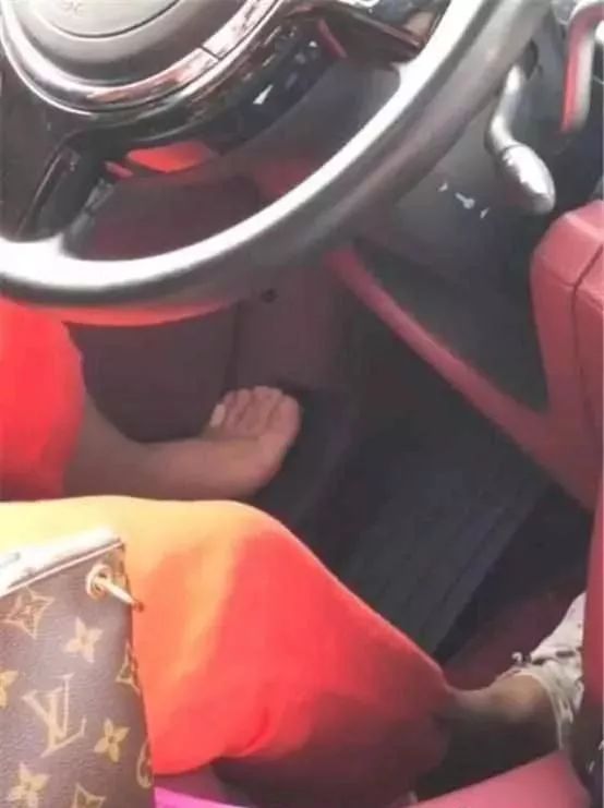 勞斯萊斯女車主的重新出發(fā)與保險之路選擇