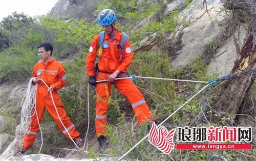 墜崖驢友戶外探險經(jīng)歷，群內(nèi)求救與驚險瞬間