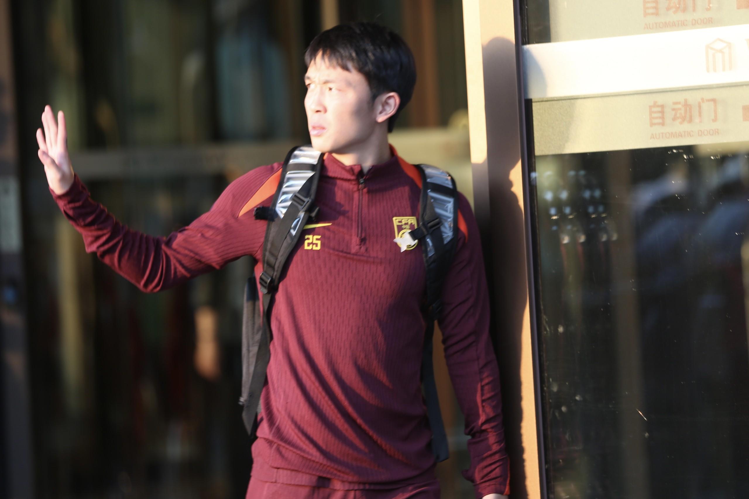 國足備戰(zhàn)日本再添新援，王振澳加入，新征程期待與決心并重