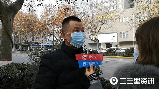 長(zhǎng)沙李師傅接完電話后主動(dòng)駛?cè)肱沙鏊能?chē)輛停車(chē)事件