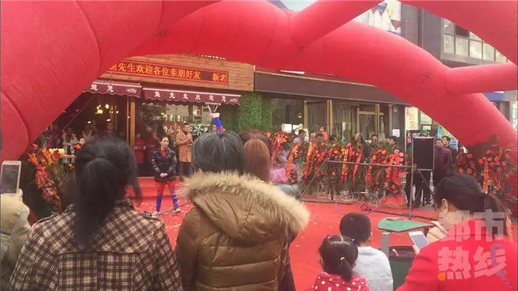 長(zhǎng)沙李師傅接完電話后主動(dòng)駛?cè)肱沙鏊能?chē)輛停車(chē)事件