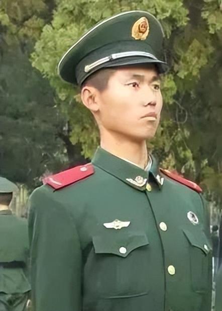 美國小伙觀升旗儀式，反思日軍侵華罪行，相冊(cè)中的歷史記憶啟示