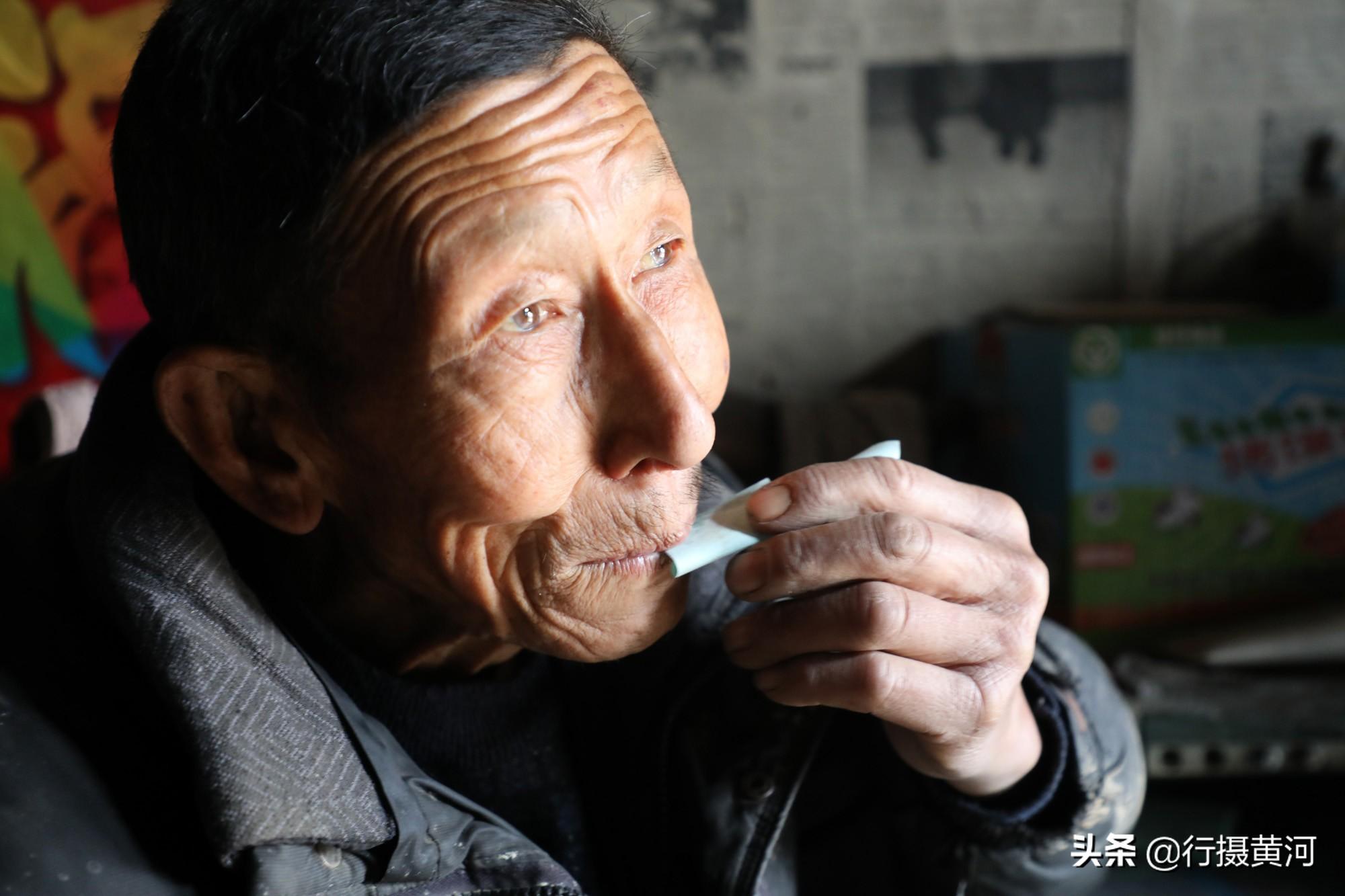 女子勸阻大爺路邊抽煙引發(fā)沖突事件深度剖析