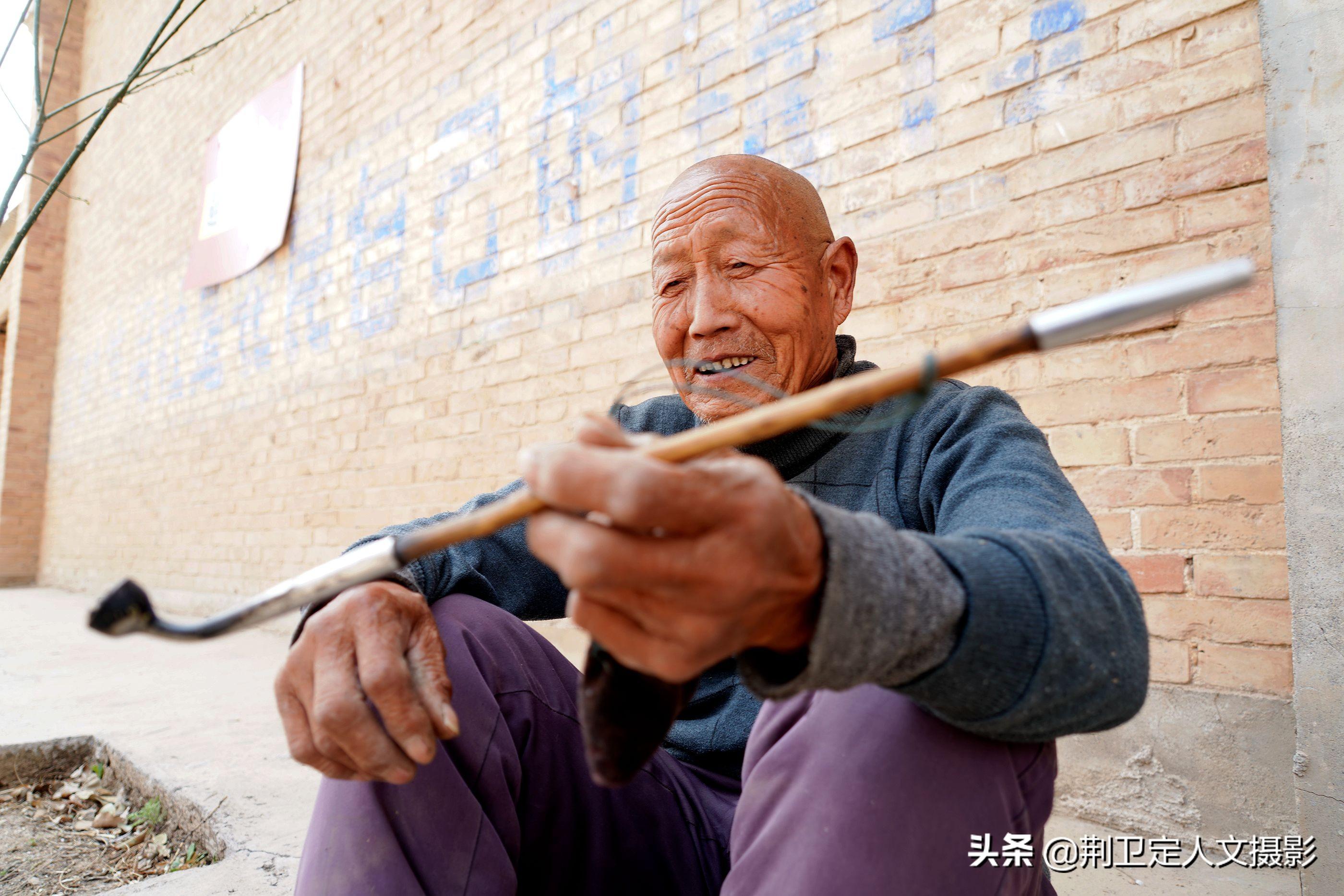 女子勸阻大爺路邊抽煙引發(fā)沖突事件深度剖析