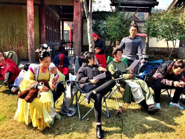 橫店群演遭遇降薪風(fēng)波，行業(yè)挑戰(zhàn)與應(yīng)對策略