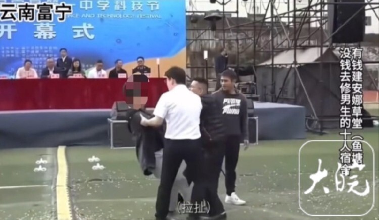 學(xué)生上臺指責(zé)學(xué)校引發(fā)深度對話，教育權(quán)力的反思與探討