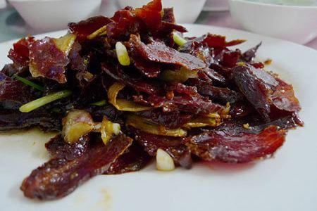 廣東女童被潑開水事件引發(fā)關(guān)注，社會(huì)需深思背后原因與應(yīng)對(duì)策略