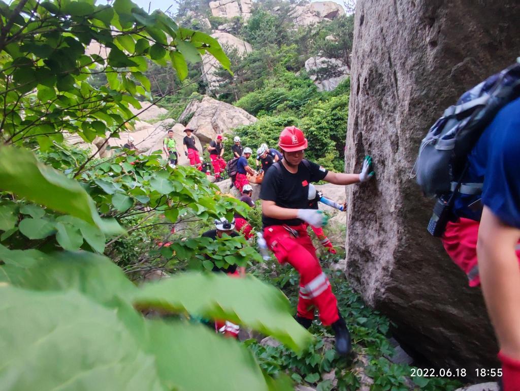 墜崖驢友緊急呼救，生死關(guān)頭救援行動(dòng)啟動(dòng)