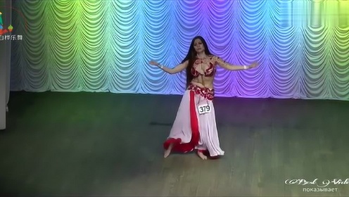 女生火裙舞表演中的意外瞬間，裙擺起火的挑戰(zhàn)與應(yīng)對之道