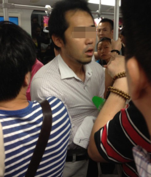 男子地鐵猥褻被抓現(xiàn)場(chǎng)下跪，事件背后的反思與啟示