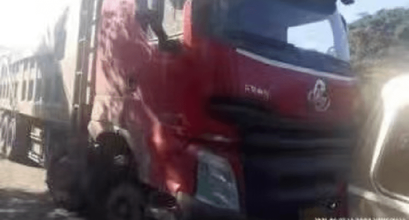 貨車爆胎引發(fā)意外，驚險(xiǎn)瞬間小車遭遇瞬間消失的危機(jī)