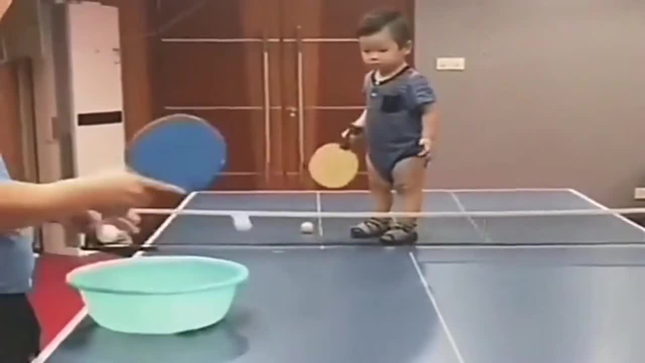 天賦異稟神技揭秘，三歲萌娃單手抓五球，揮拍放球如神助