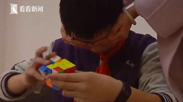 高中男生創(chuàng)造奇跡，二階魔方6.59秒極速復原