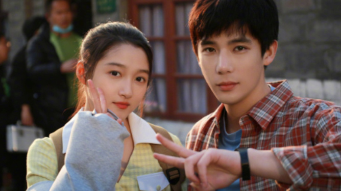 關(guān)曉彤與莊筱婷重返上海交通大學(xué)，明星與校園的邂逅時光