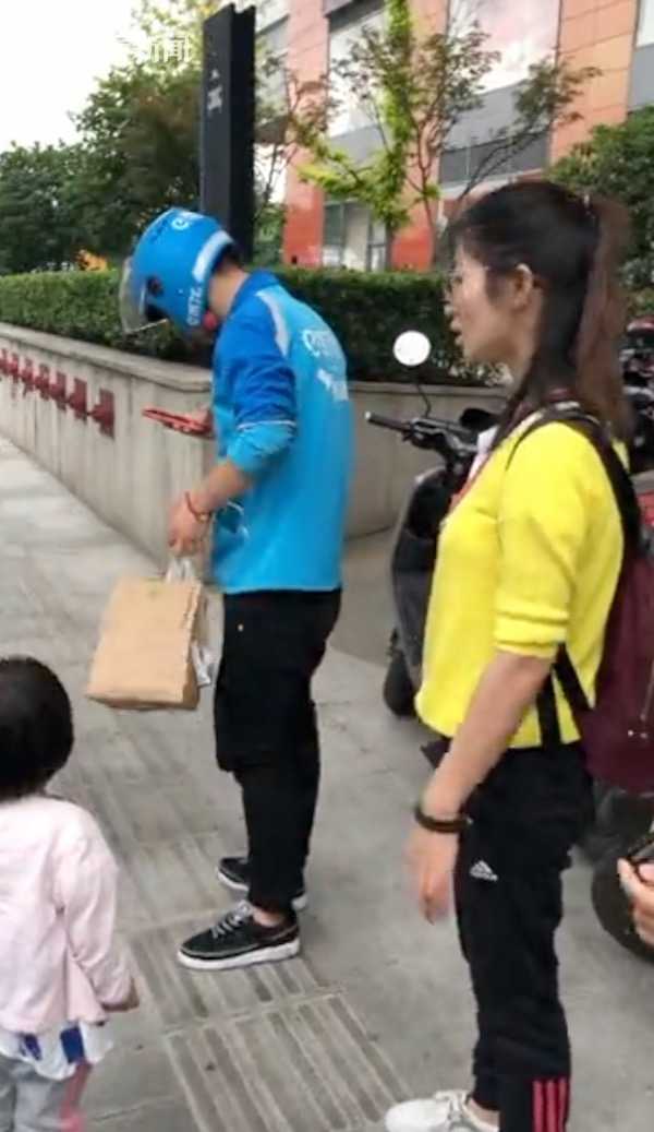 女生獨(dú)自輸液時(shí)，外賣(mài)員的暖心關(guān)懷
