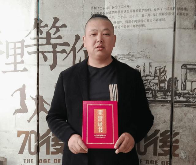 老大英勇救老人于虎口脫險(xiǎn)之際