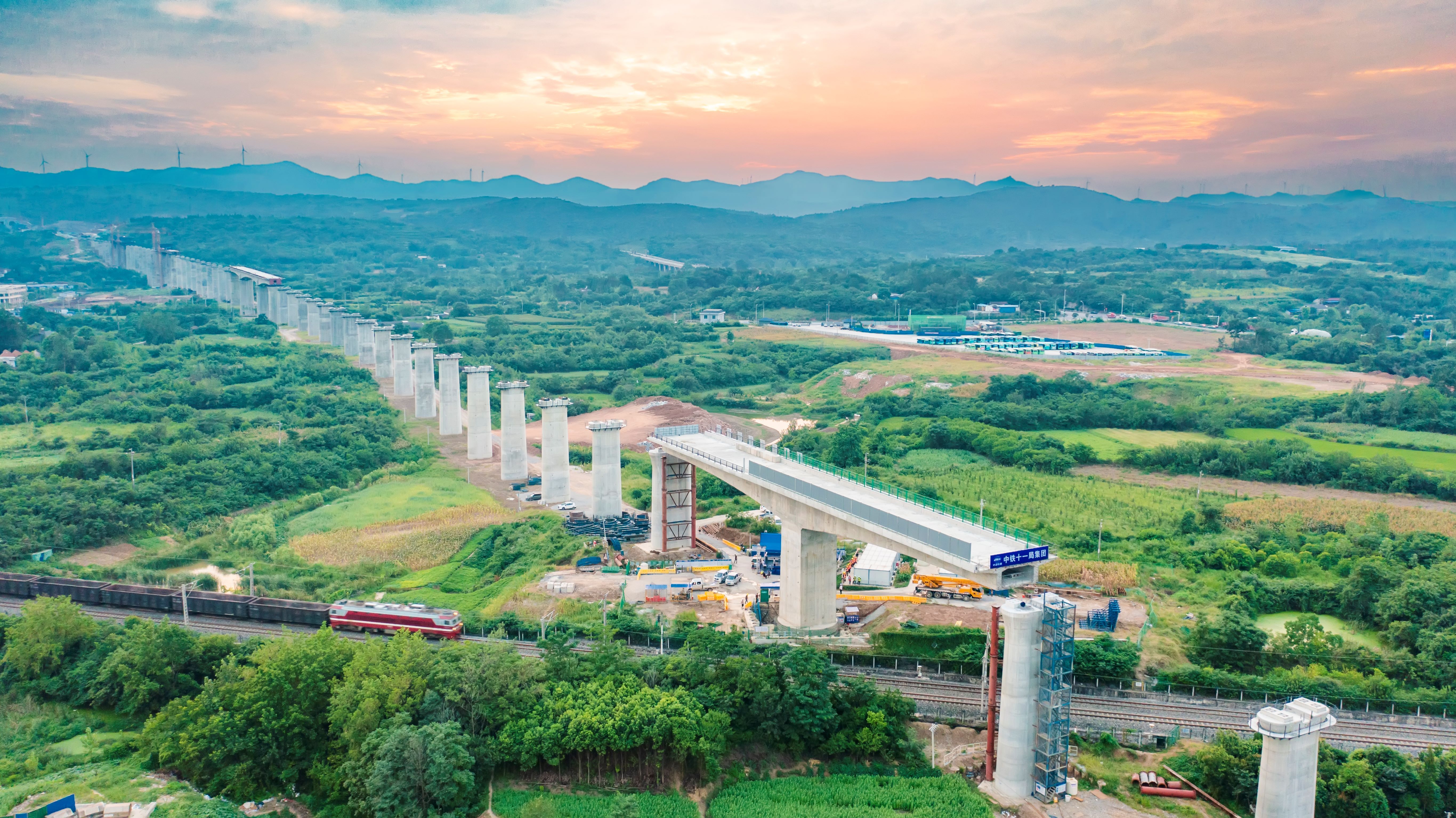 重大鐵路項(xiàng)目建設(shè)加速，成為推動(dòng)經(jīng)濟(jì)發(fā)展的新引擎