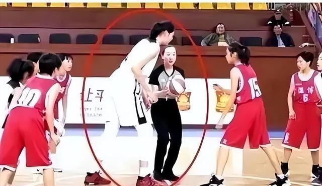 吉林校方回應(yīng)女生禮儀爭議，傳統(tǒng)與現(xiàn)代禮儀的平衡探討