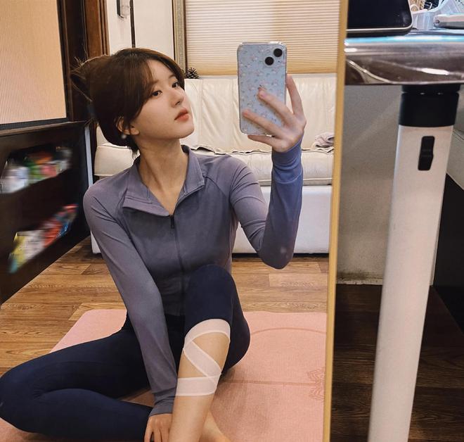 趙露思低胸裝引發(fā)爭議，性感還是涉黃？