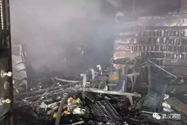 老人火場(chǎng)逃生后重返取錢(qián)遇難，人性的光輝與悲劇