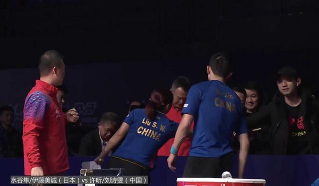 黃金搭檔攜手共創(chuàng)輝煌，力量之源的握手