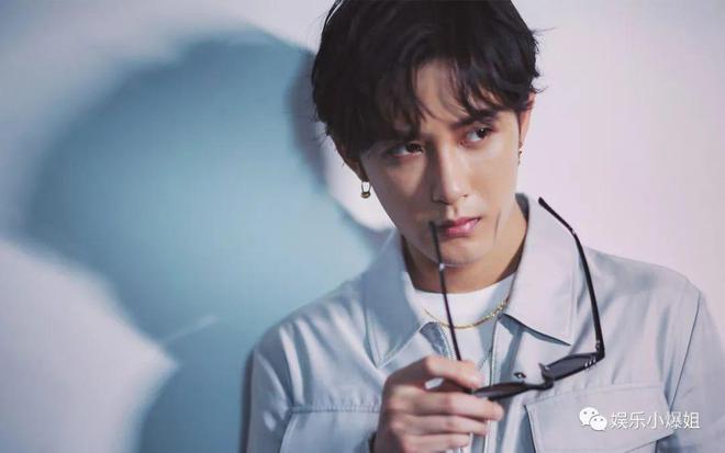 檀健次光腳身高背后的真實風(fēng)采探索