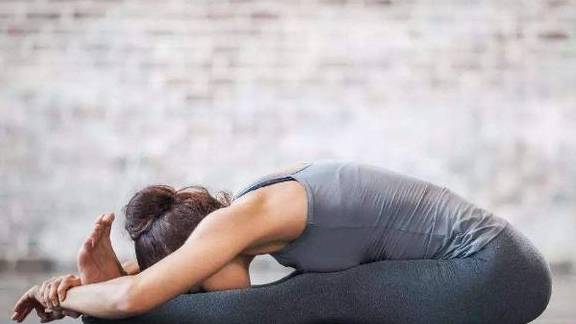 養(yǎng)生瑜伽動作，緩解久坐疲勞的良方