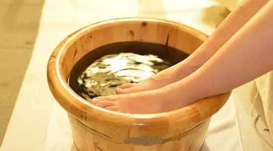 泡腳養(yǎng)生，調(diào)節(jié)身體經(jīng)絡(luò)的奧秘
