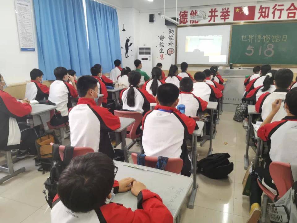 多元文化教育實(shí)踐，減少偏見(jiàn)與歧視的策略在學(xué)校中的應(yīng)用