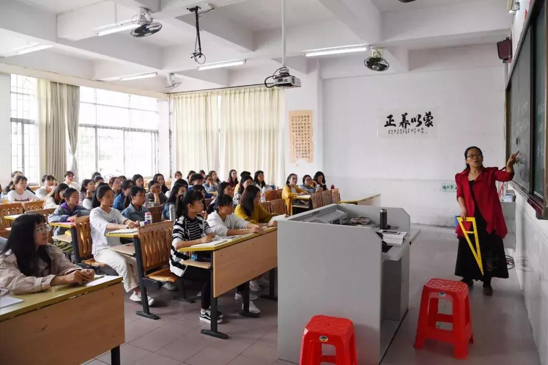 教育科技賦能教師專(zhuān)業(yè)成長(zhǎng)與技能提升