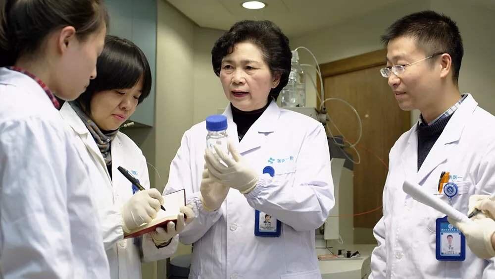 父母如何運(yùn)用正向激勵(lì)增強(qiáng)孩子學(xué)習(xí)動(dòng)力與自信心培養(yǎng)的策略