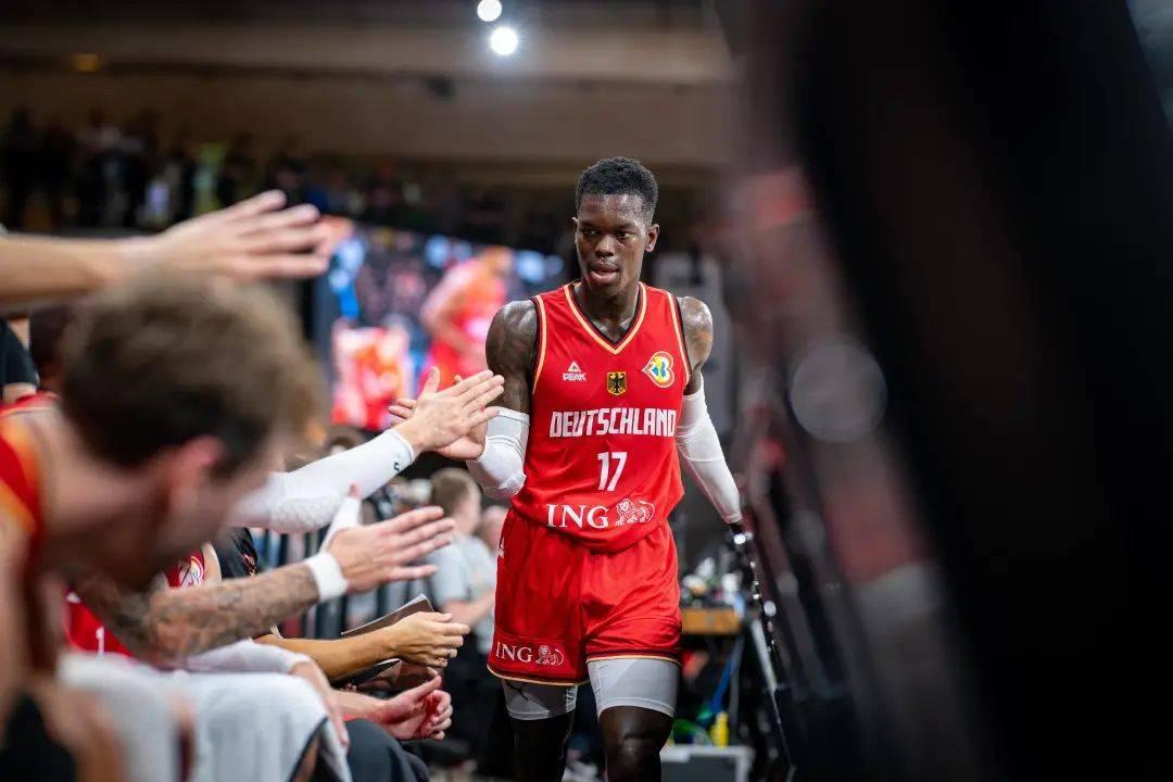 職業(yè)籃球聯(lián)賽揭幕，明星選手閃耀舞臺(tái)