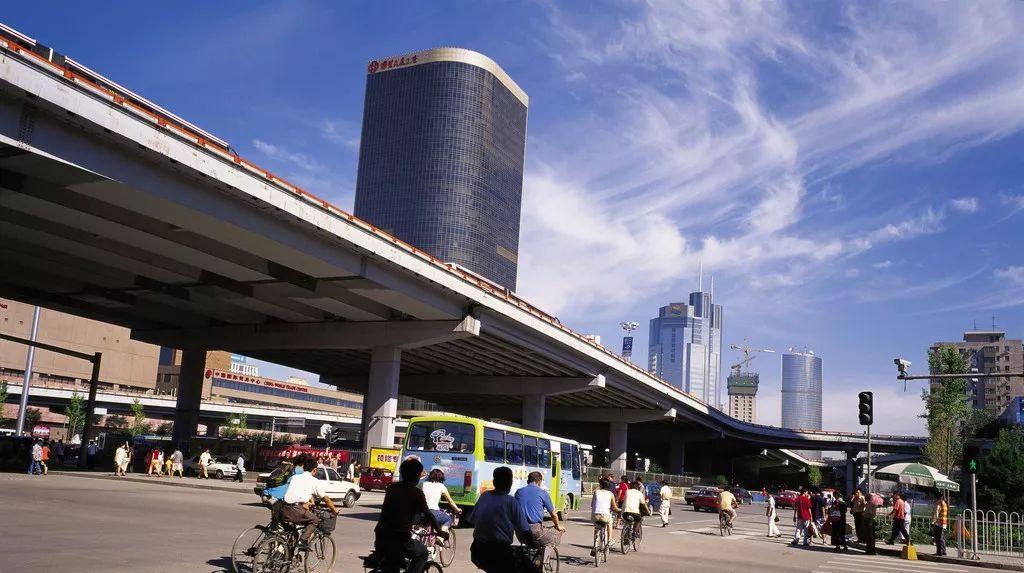 大氣污染治理成效顯著，藍(lán)天保衛(wèi)戰(zhàn)取得重大勝利，邁向更美好的藍(lán)天時代