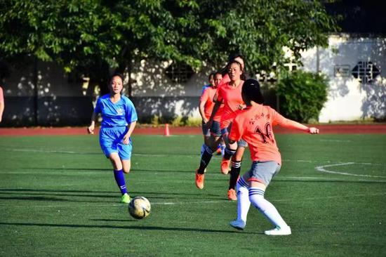 校園足球聯(lián)賽熱血啟幕，青少年體育熱情空前高漲！