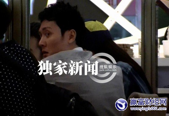 馮紹峰與女友甜蜜牽手，愛情的美好見證