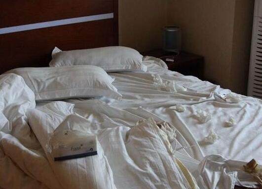 情侶酒店三日游，甜蜜回憶中的凌亂與愛(ài)情