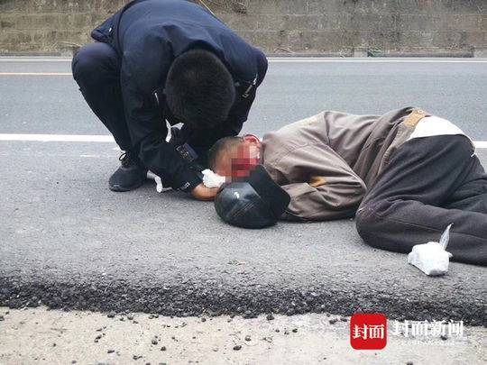 社會溫情展現(xiàn)，男子英勇墊腳保護摔倒老人，傳遞正能量