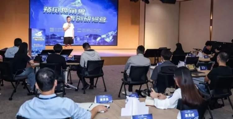 AI技術(shù)與文化創(chuàng)意行業(yè)的共生發(fā)展模式,協(xié)同路徑全面創(chuàng)新_宏遠版38.03.39