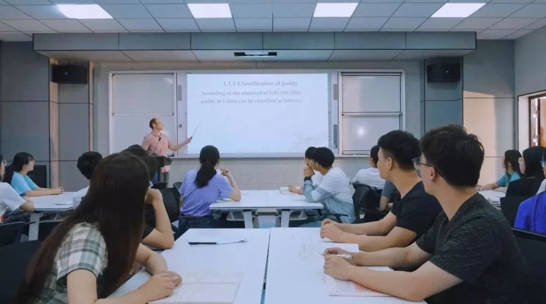 跨文化教育對(duì)教師教育與培訓(xùn)的影響,精準(zhǔn)治理驅(qū)動(dòng)升級(jí)案_成就藍(lán)圖61.43.94