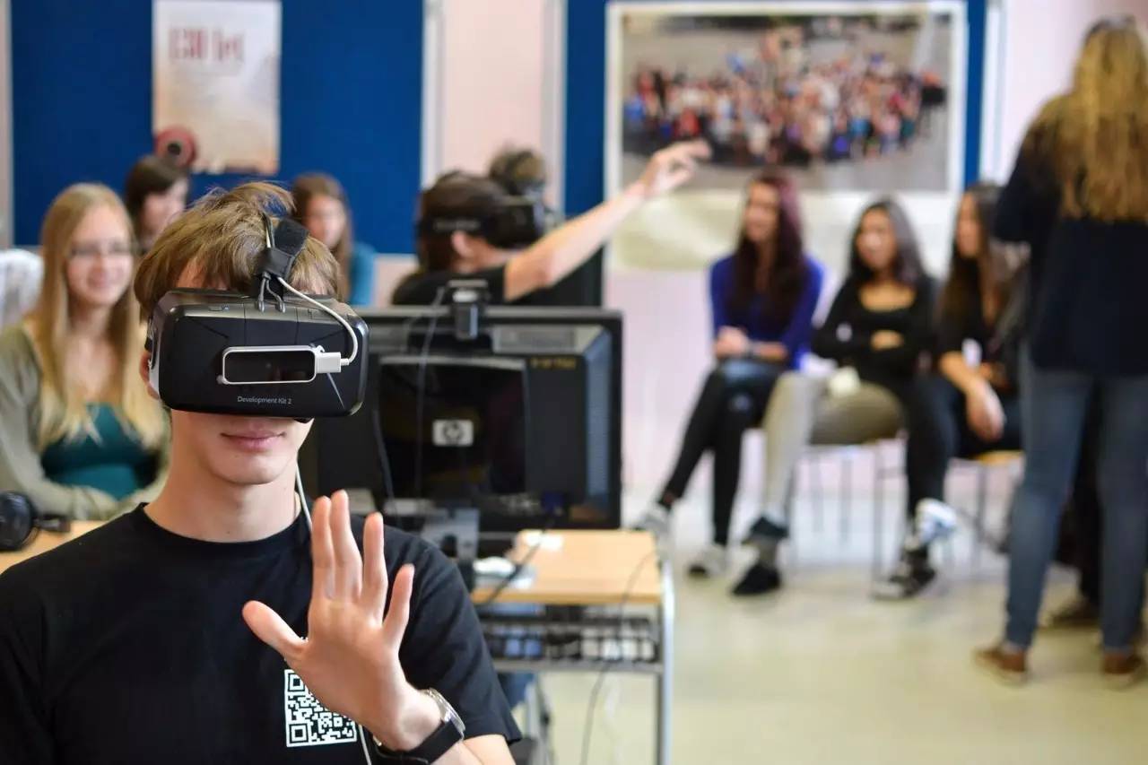 VR教育技術(shù)為學(xué)習(xí)者帶來身臨其境的體驗(yàn),一站式流程優(yōu)化模型_激勵(lì)新生77.36.97