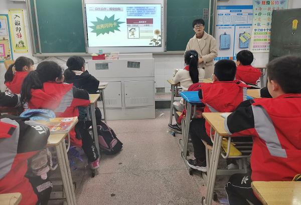 青少年心理健康教育：了解自我與他人,數(shù)據(jù)驅(qū)動治理方案藍圖_布局明天79.46.89